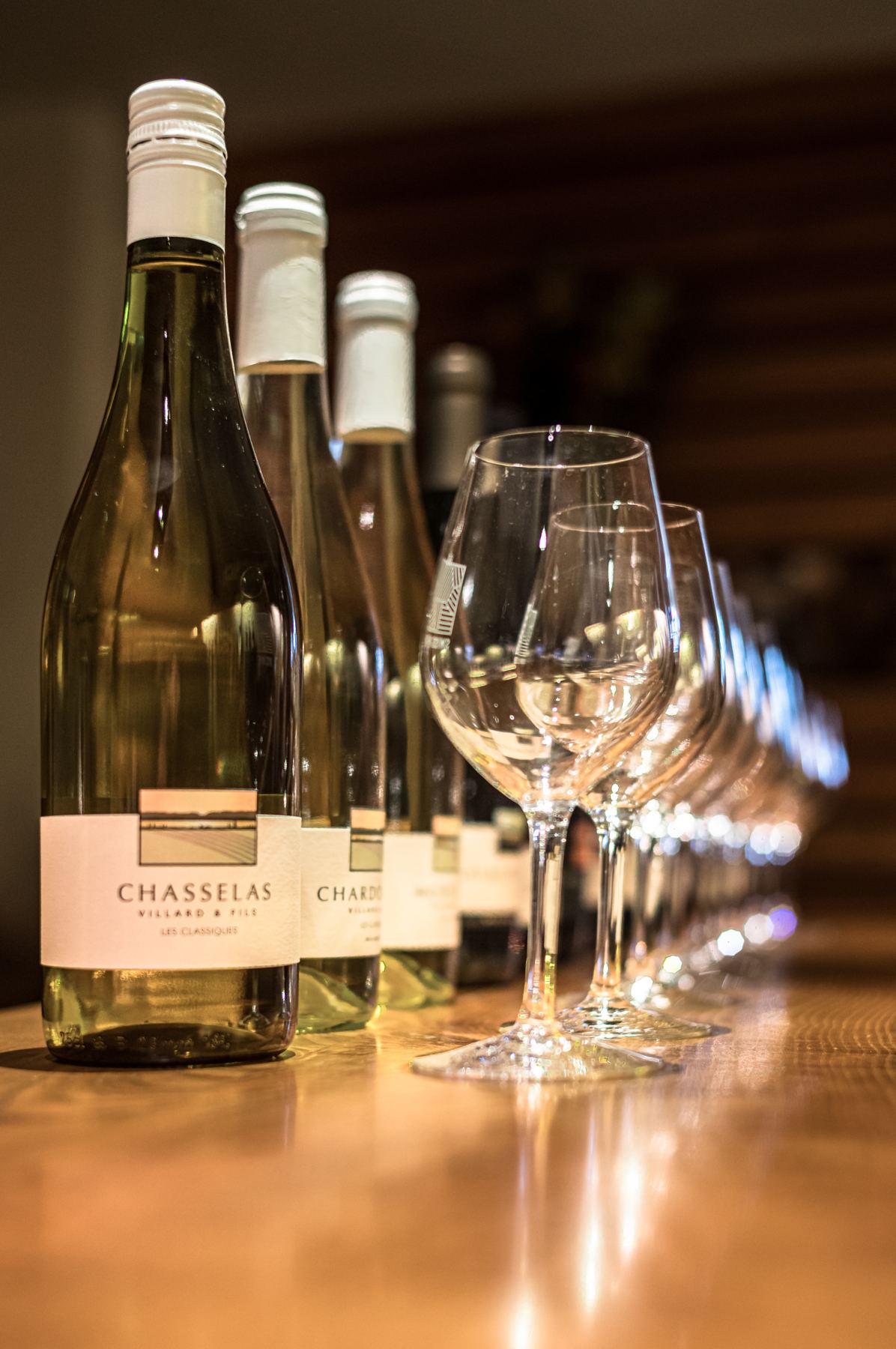 Verres prêts pour la dégustation à la cave