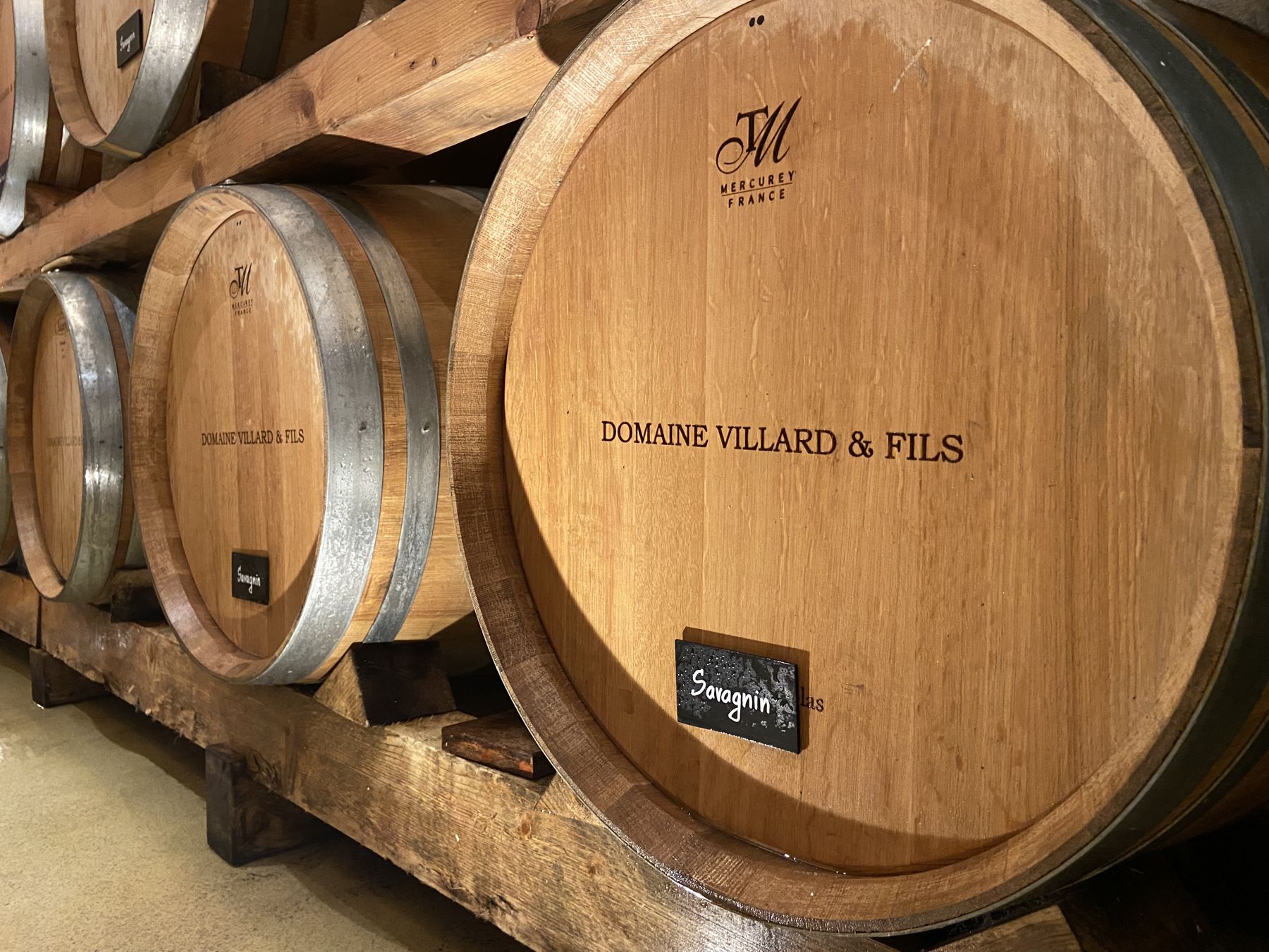 Barriques gravées Domaine Villard & Fils dans le chai